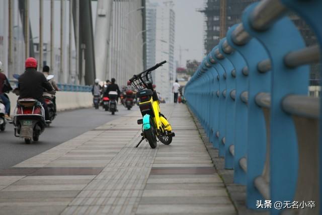 广西南宁的公交车很少看到年轻人的身影，知道原因后，太扎心了