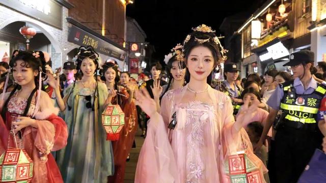 长汀暑期放大招 在校大学生“0元”玩转汀州古城