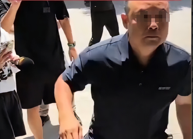 太猖狂！记者被打后续：警方介入，厂家底裤被扒光，这下摊上事了