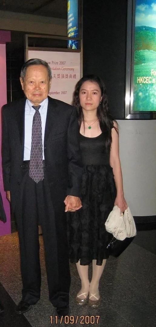 翁帆送别杨振宁	，她比杨家人更伤心，她的肌肤白皙依然年轻