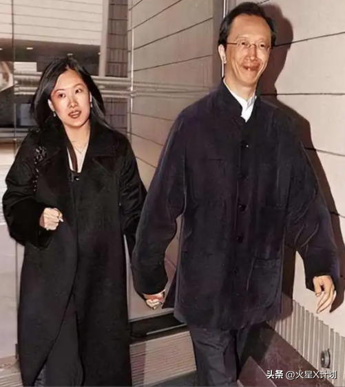 恩爱了23年，73岁的梁锦松开始衰老萎缩，47岁的伏明霞正绚烂如花
