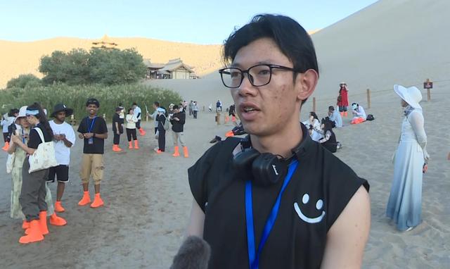 “丝路之光・何以敦煌”国际媒体采风团参观鸣沙山月牙泉 体验星空演唱激情与浪漫