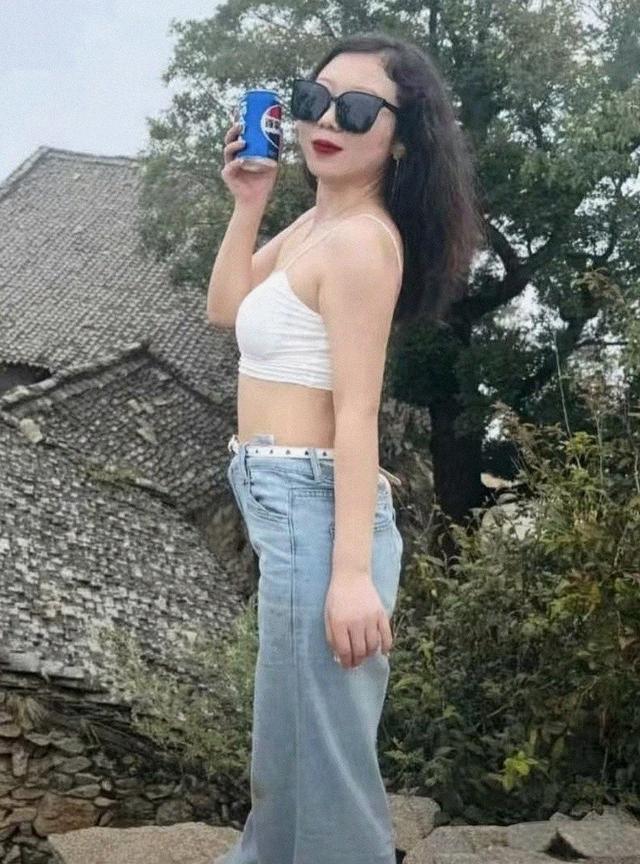 陕西女老师事件持续发酵，知情者爆料：抽烟穿吊带，还有多名男友