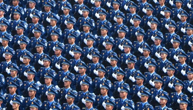 阅兵解说员揭秘，原来是他们俩，都是我们熟悉的央视著名主持人