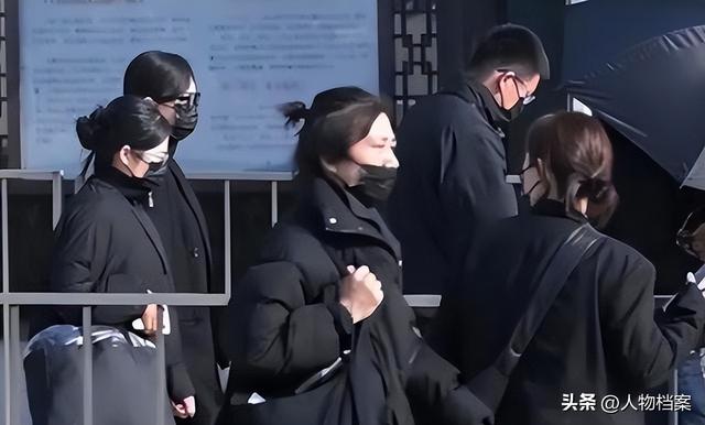 婚变传闻后，罗晋携任素汐与母亲去祈福，撕碎了唐嫣最后一丝体面