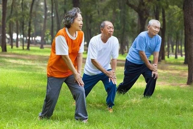 一旦总胆固醇超过5.2，或低密度脂蛋白超过3.4，建议少碰3类食物