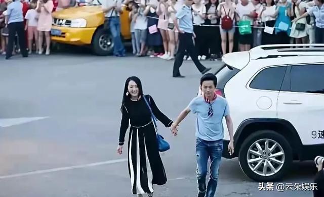 51岁的何炅，牵手54岁的杨钰莹，年过半百的俩人，画面温馨