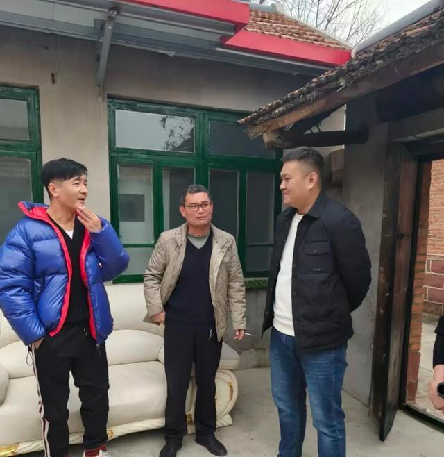 程莉莎陪郭晓东回村，和婆婆住破旧老房吃地瓜，穿3万元大衣喊冷