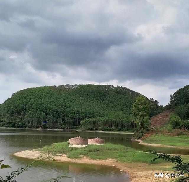 广西百色平果市与隆安县交界有座水库，中央有座孤岛很有意思