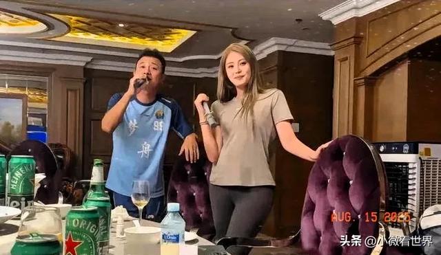 文章与好友聚餐，身边女友人抢镜北京豪宅里面唱K，喝的有点微醺