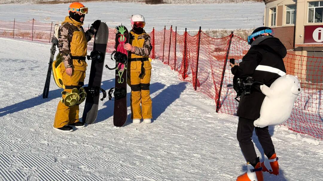 稚子“游山” 欢乐无限