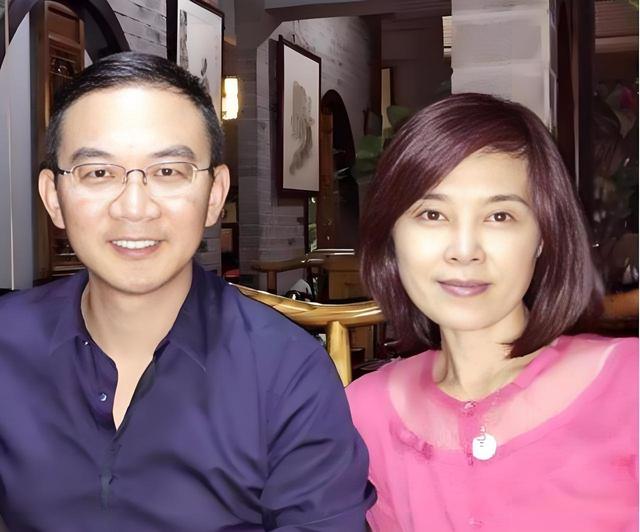 前央视主持人郎永淳，知法犯法沦为阶下囚，今54岁发福衰老变化大