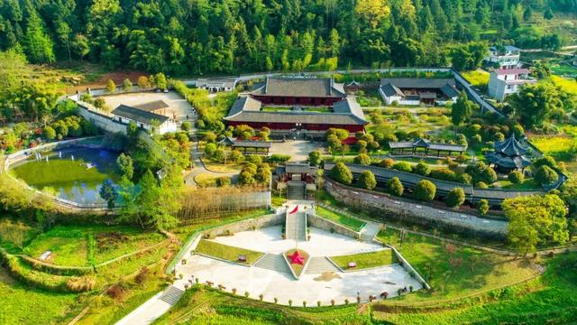 成都出发2.5h刹拢最绝红叶之城！秋色媲美九寨，一城吃够三省美食！更有山林温泉泡过瘾！