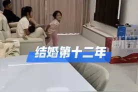 女子晒结婚十二年来家中的变化，从刚开始欠着外债到现在有车有房，称只要夫妻同心再穷也能发家图片