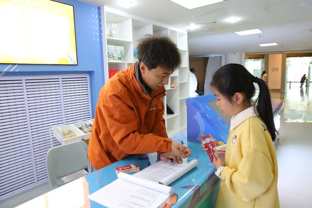 省科技馆“科技点亮华诞 创新赋能强国”主题活动掀起“双节”科普热潮