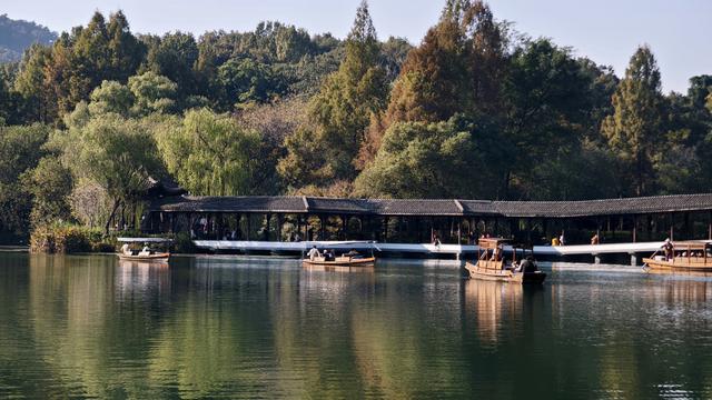 杭州秋日秘境：太子湾与浴鹄湾的红枫水墨画