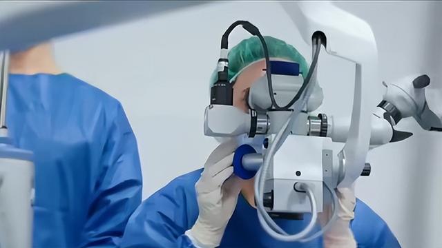 全球首例，跨4200公里 不到7分钟，机器人完成远程微米级眼科手术