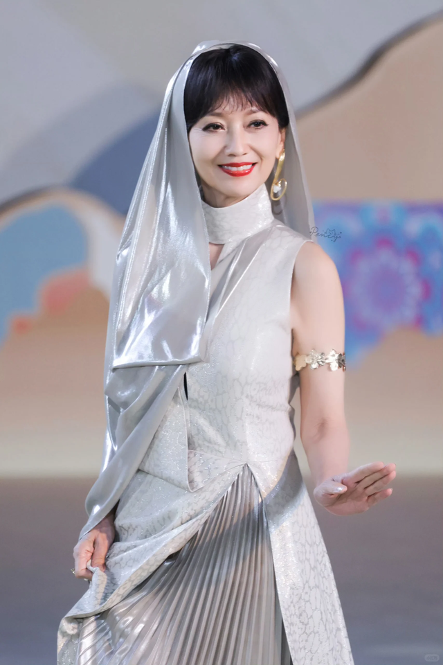 四川红毯好真实：唐嫣副乳尴尬、佟丽娅真老了，魁梧的郝蕾太惊艳