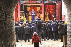 农村庙会的大戏，勾起多少老一辈的童年回忆图片