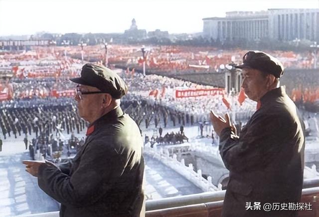 1961年，华国锋一家六口的合影，40岁的他长相周正，妻子端庄贤惠