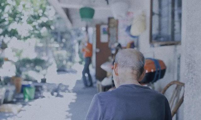 63岁大爷诉苦：搭伙过两个女人后我才明白，女人老了都不“省心	”