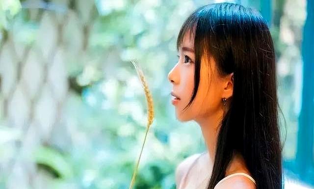 女人偷偷喜欢一个男人，才会变成这4种“样子”，不喜欢装不出来