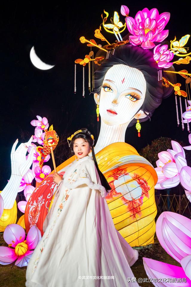 武汉最大发财树，三层楼高，明天亮！