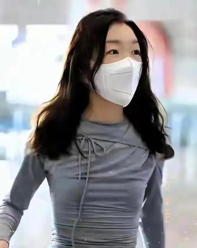天呐 周冬雨机场照翻车 无滤镜油头真空穿搭 这着装打扮真是一言难尽