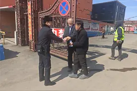 寻亲体力不支蜷缩长椅上，冰城民警助力失散25年兄弟团圆图片