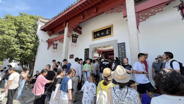 10月6日《光明日报》头版聚焦岳阳楼