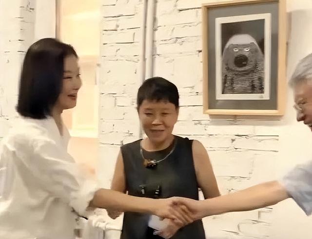 宋祖英私下聚会照流出，穿棉麻衣留短发，印象被完全颠覆呢