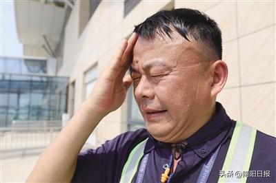 南阳机场滚烫停机坪上，机务人员为旅客出行筑起了一道坚实的“安全防线” 他们的汗水，是最耀眼的勋章