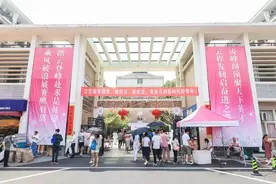 浙大今天开学，有家长从河南拉来了定制的床垫枕头：儿子从未出过远门，提前准备了一个多星期……图片