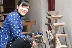 继母嫁过来第三天，就拿牛鞭追着给我“下马威”，从此我赖上了她图片