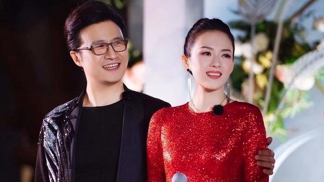 12月即将结束，46岁章子怡再次官宣喜讯，撕碎汪峰仅剩的体面。