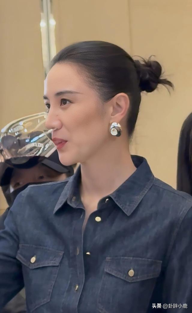 宋佳北京晚宴近照流出，高挑身姿配丸子头，又美又飒，气质超绝！
