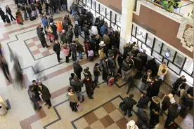 闹大了！高中生抢饭冲上热搜，场面堪比生化丧尸，评论区笑死图片