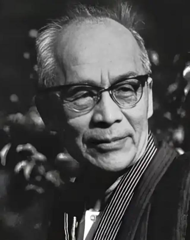 新中国成立，他准备去北京当官，半路才想起自己是汉奸，连夜南逃