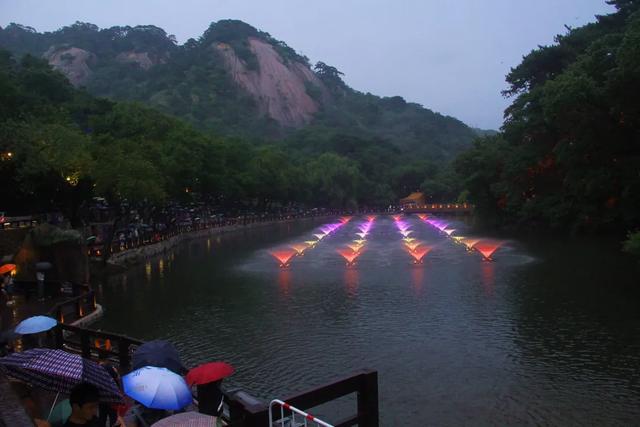 千山夜游客流如织
