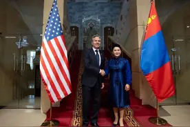 51岁蒙古国女外长又火了！换新造型迎接贵客美翻，霸气中透着妩媚图片