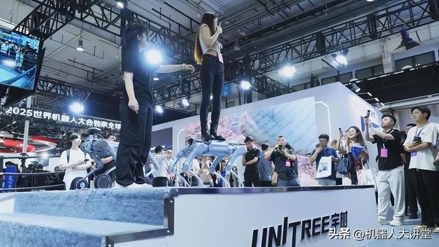宇树科技最全产品线家族同台亮相引爆2025 WRC