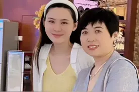 张颖颖和家人看房，定下带院两层别墅，妈妈戴金镯子现身一脸贵气图片