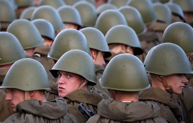 80万敌军进逼，俄德战争在所难免？特朗普通知全球	，援乌已经切断