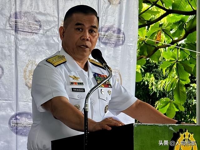 菲军威胁中国，敢登座滩军舰就动武，不到72小时，中国拖船逼近