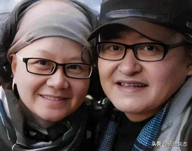 61岁刘欢不舍落泪！女儿婚礼曝光，桌上茅台显眼，新郎神似宋小宝
