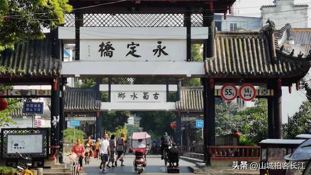 成都漂亮的水乡古镇，距市区仅22公里，享有“小都江堰”美誉！