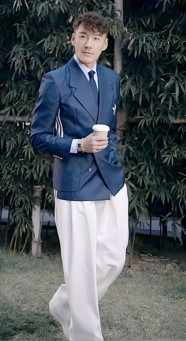 75岁刘晓庆与胡兵走红毯！看上去像姐弟俩，两人都是孤家寡人