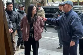 41岁蒋欣街头与大爷唠嗑，穿80年代棉袄配8分裤，素颜出镜很真实图片