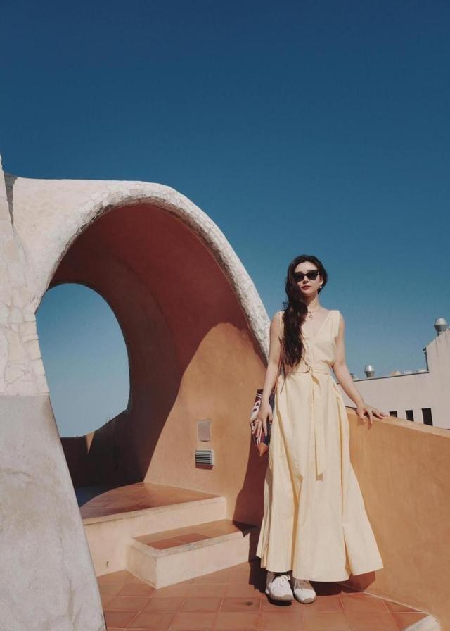 40岁李小萌太丰满，穿印花裙都兜不住好身材，难怪直男都喜欢她