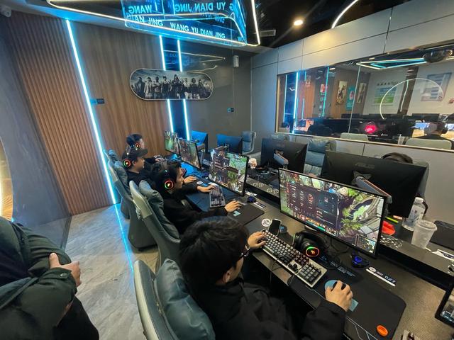 微星GK500W暗黑三模机械键盘：游戏办公两不误"无线自由"解决方案